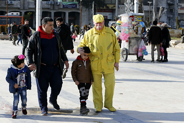 Siria, la singolare storia dell’uomo in giallo di Aleppo Siria, la singolare storia dell’uomo in giallo di Aleppo