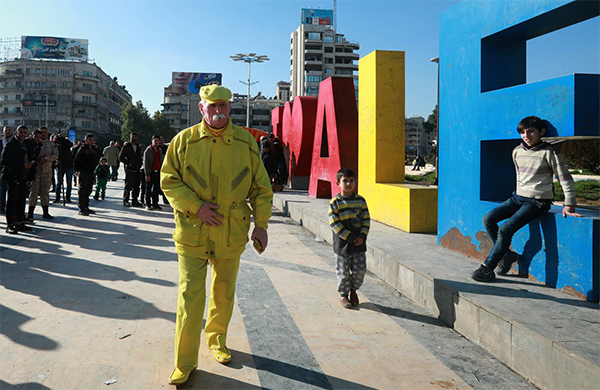 Siria, la singolare storia dell’uomo in giallo di Aleppo Siria, la singolare storia dell’uomo in giallo di Aleppo