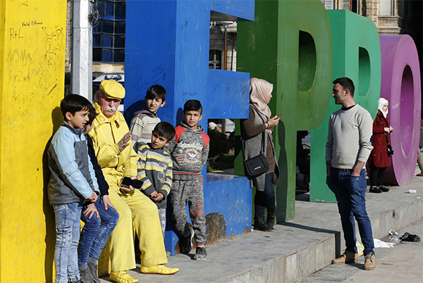 Siria, la singolare storia dell’uomo in giallo di Aleppo Siria, la singolare storia dell’uomo in giallo di Aleppo
