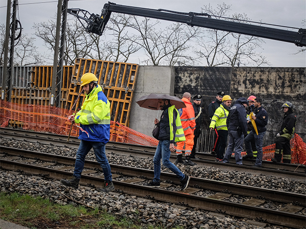 Incidente sul lavoro nel Milanese : due operai morti Incidente sul lavoro nel Milanese : due operai morti