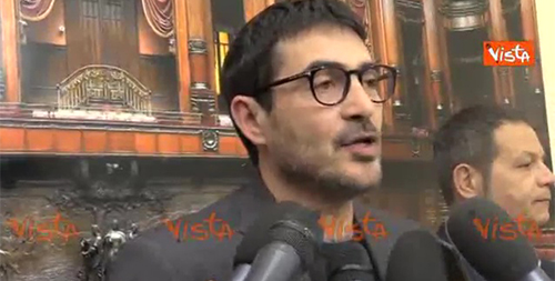 Fratoianni: Italia in recessione e Salvini pensa a padre e madre nei documenti Fratoianni: Italia in recessione e Salvini pensa a padre e madre nei documenti
