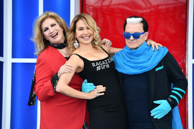 Grande Fratello 16, D’Urso batte il record mondiale: in Tv con 4 programmi Grande Fratello 16, D’Urso batte il record mondiale: in Tv con 4 programmi