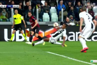 Juventus-Milan, Var Calvarese era per il rigore sul mani di Alex Sandro. Retroscena
