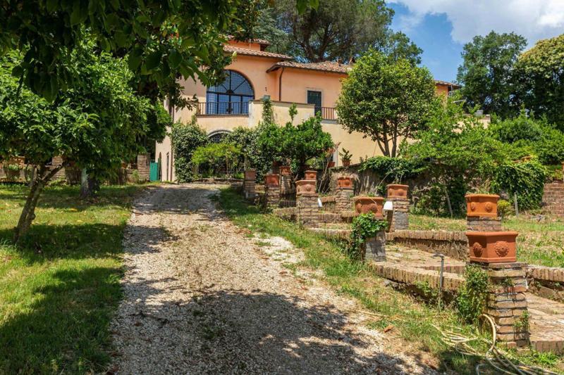 Eduardo De Filippo, a Velletri la sua villa in vendita per poco più di 1.5 mln Eduardo De Filippo, a Velletri la sua villa in vendita per poco più di 1.5 mln