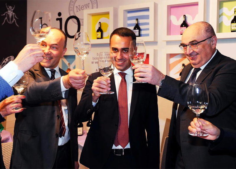 Salvini “inebriato” al Vinitaly. Non ditelo a Francesca… Lo sfottò sul web Salvini “inebriato” al Vinitaly. Non ditelo a Francesca… Lo sfottò sul web