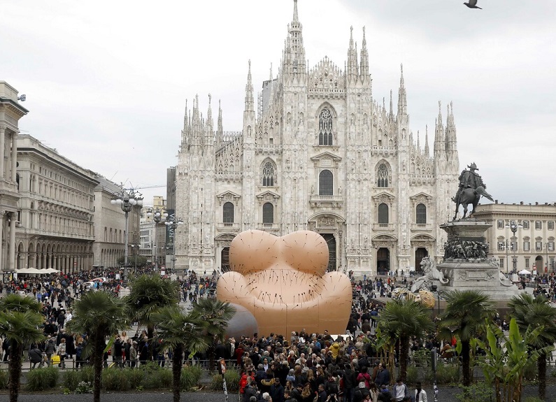 Design week, ormai vale tutto. Persino in piazza Duomo… Design week, ormai vale tutto. Persino in piazza Duomo…