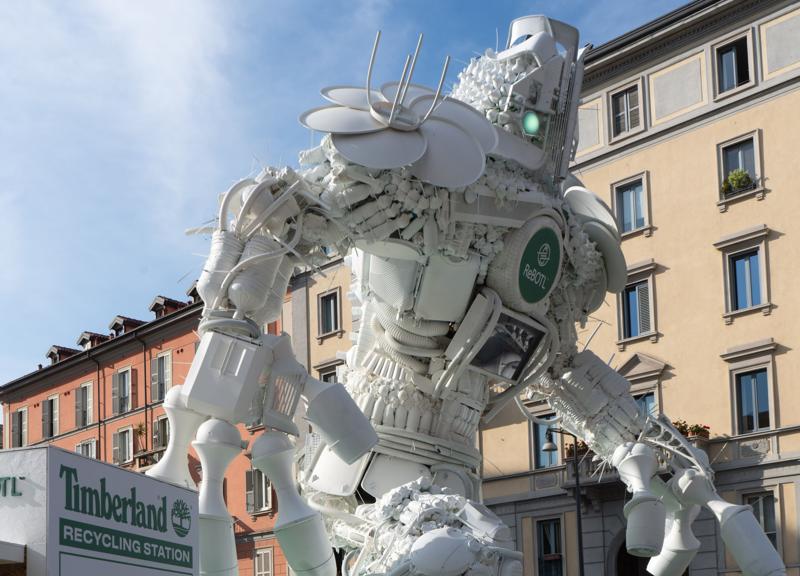Fuorisalone 2019: RoBotl, il supereroe green che “domina” Milano. FOTO Fuorisalone 2019: RoBotl, il supereroe green che “domina” Milano. FOTO