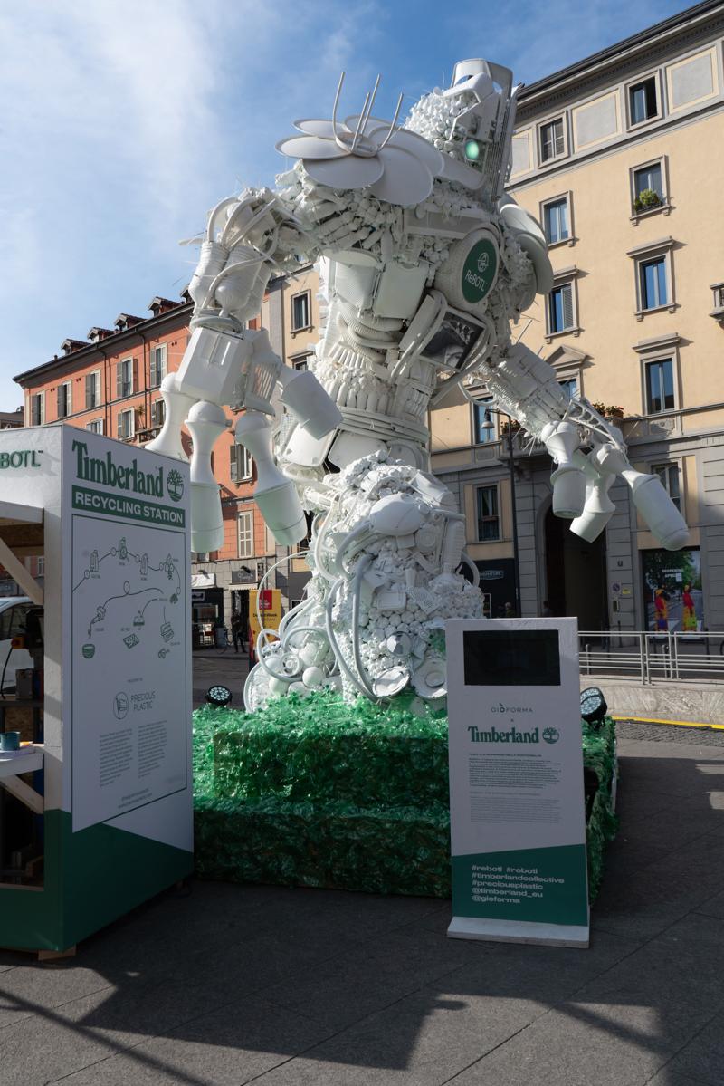 Fuorisalone 2019: RoBotl, il supereroe green che “domina” Milano. FOTO Fuorisalone 2019: RoBotl, il supereroe green che “domina” Milano. FOTO