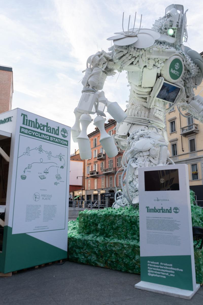 Fuorisalone 2019: RoBotl, il supereroe green che “domina” Milano. FOTO Fuorisalone 2019: RoBotl, il supereroe green che “domina” Milano. FOTO