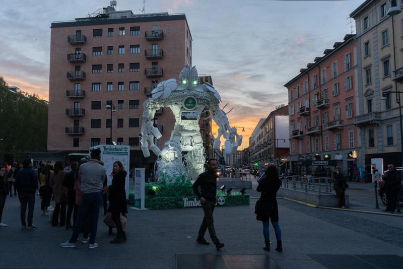 Fuorisalone 2019: RoBotl, il supereroe green che “domina” Milano. FOTO Fuorisalone 2019: RoBotl, il supereroe green che “domina” Milano. FOTO