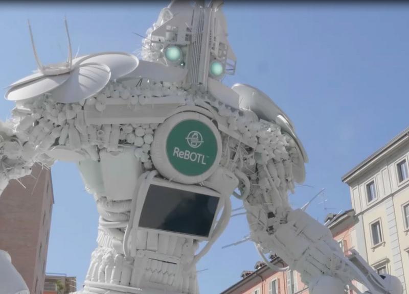 Fuorisalone 2019: RoBotl, il supereroe green che “domina” Milano. FOTO Fuorisalone 2019: RoBotl, il supereroe green che “domina” Milano. FOTO