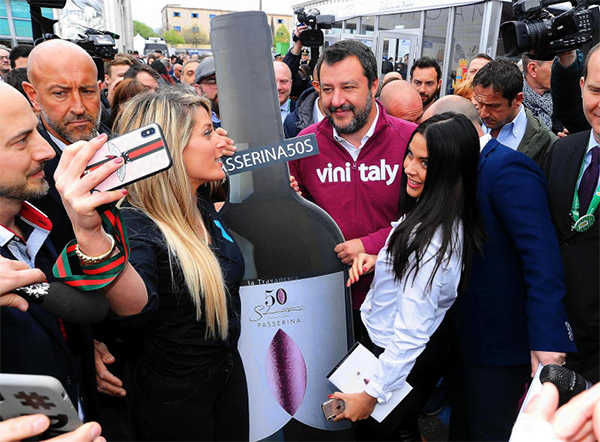 Salvini “inebriato” al Vinitaly. Non ditelo a Francesca… Lo sfottò sul web Salvini “inebriato” al Vinitaly. Non ditelo a Francesca… Lo sfottò sul web
