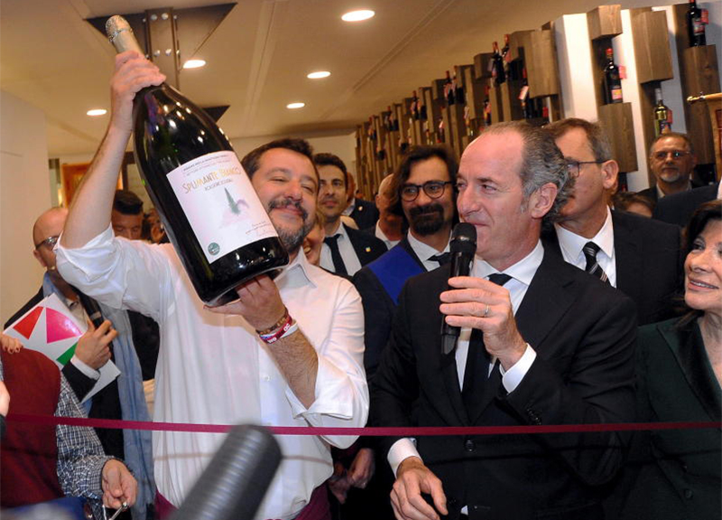 Salvini “inebriato” al Vinitaly. Non ditelo a Francesca… Lo sfottò sul web Salvini “inebriato” al Vinitaly. Non ditelo a Francesca… Lo sfottò sul web