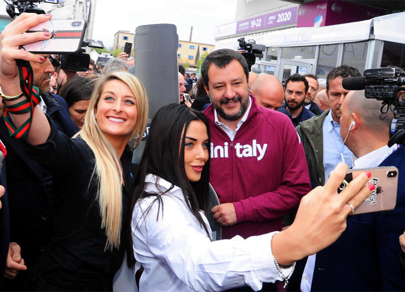 Salvini “inebriato” al Vinitaly. Non ditelo a Francesca… Lo sfottò sul web Salvini “inebriato” al Vinitaly. Non ditelo a Francesca… Lo sfottò sul web