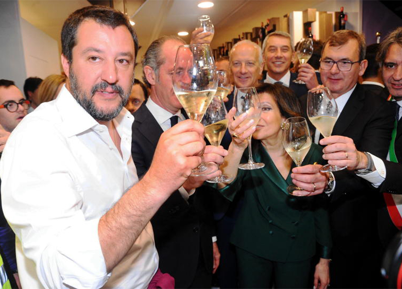 Salvini “inebriato” al Vinitaly. Non ditelo a Francesca… Lo sfottò sul web Salvini “inebriato” al Vinitaly. Non ditelo a Francesca… Lo sfottò sul web