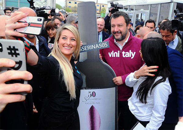 Salvini “inebriato” al Vinitaly. Non ditelo a Francesca… Lo sfottò sul web Salvini “inebriato” al Vinitaly. Non ditelo a Francesca… Lo sfottò sul web