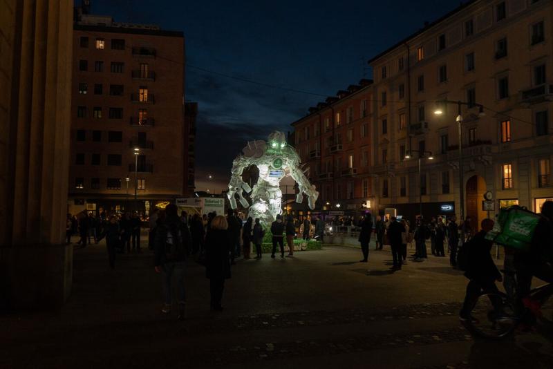 Fuorisalone 2019: RoBotl, il supereroe green che “domina” Milano. FOTO Fuorisalone 2019: RoBotl, il supereroe green che “domina” Milano. FOTO