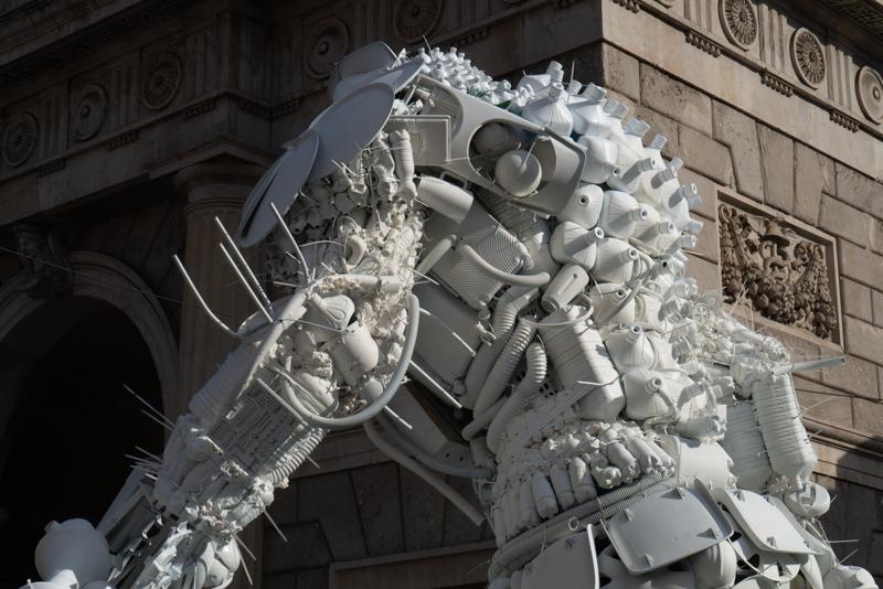 Fuorisalone 2019: RoBotl, il supereroe green che “domina” Milano. FOTO Fuorisalone 2019: RoBotl, il supereroe green che “domina” Milano. FOTO