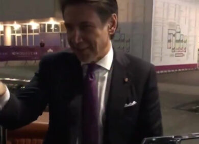 Vinitaly, Conte sfreccia con la Ferrari 250 GT della polizia e scherza