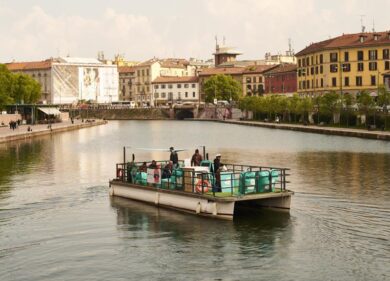 Fuorisalone 2019, Deliveroo naviga i navigli milanesi con la #FoodFreedomBoat