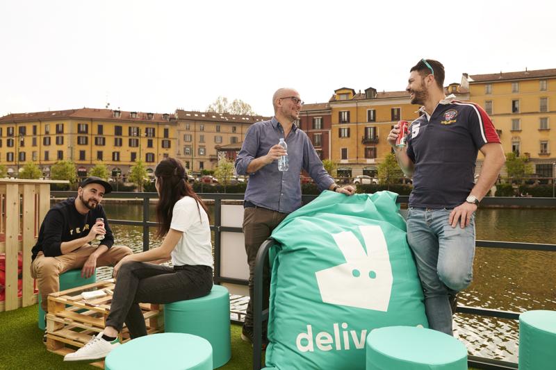 Fuorisalone 2019, Deliveroo naviga i navigli milanesi con la #FoodFreedomBoat