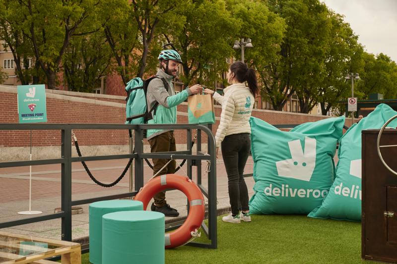 Fuorisalone 2019, Deliveroo naviga i navigli milanesi con la #FoodFreedomBoat