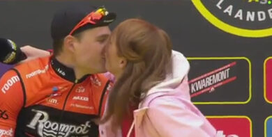 Giornalista bacia ciclista per sbaglio: gaffe in tv