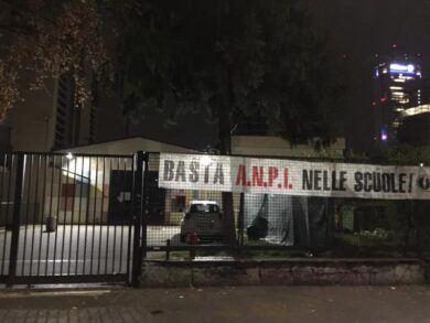 Striscione ‘Basta Anpi nelle scuole’ davanti al liceo Severi