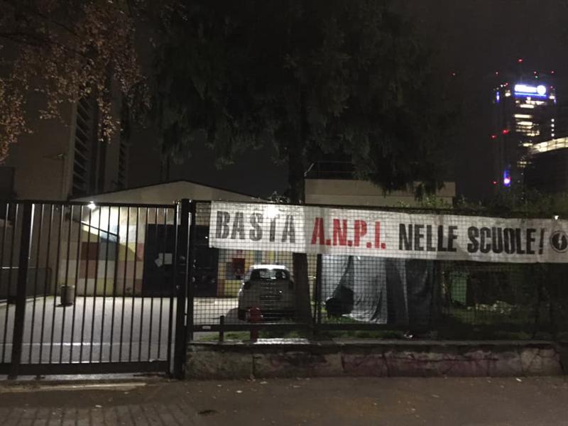 Striscione ‘Basta Anpi nelle scuole’ davanti al liceo Severi Striscione ‘Basta Anpi nelle scuole’ davanti al liceo Severi