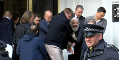 Julian Assange, barba e capelli bianchi, arrestato a Londra urla: “Resist”
