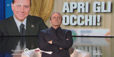 Crozza/Berlusconi: Foto manifesti di fronte o profilo? Le avevano in procura