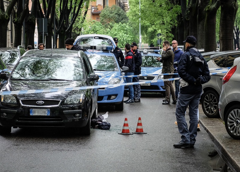 Agguato a Milano: due su uno scooter sparano al volto di un 46enne Agguato a Milano: due su uno scooter sparano al volto di un 46enne