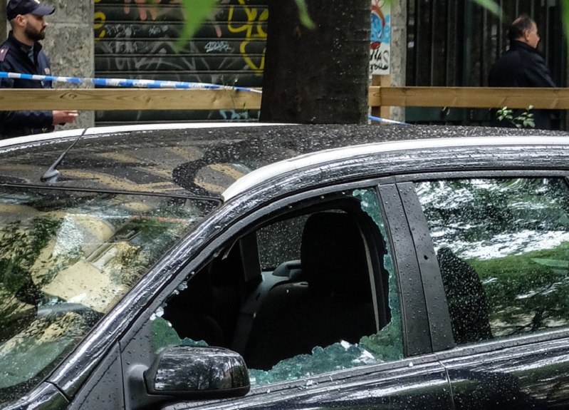 Agguato a Milano: due su uno scooter sparano al volto di un 46enne Agguato a Milano: due su uno scooter sparano al volto di un 46enne