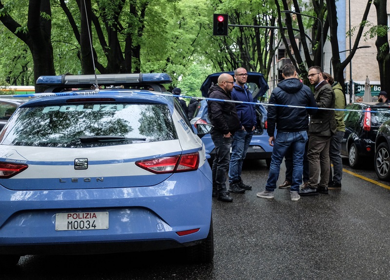 Agguato a Milano: due su uno scooter sparano al volto di un 46enne Agguato a Milano: due su uno scooter sparano al volto di un 46enne