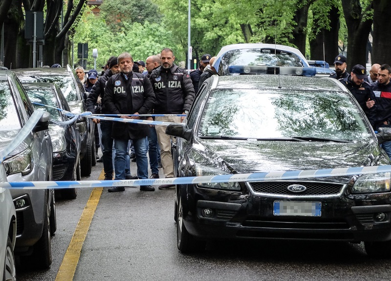 Agguato a Milano: due su uno scooter sparano al volto di un 46enne Agguato a Milano: due su uno scooter sparano al volto di un 46enne