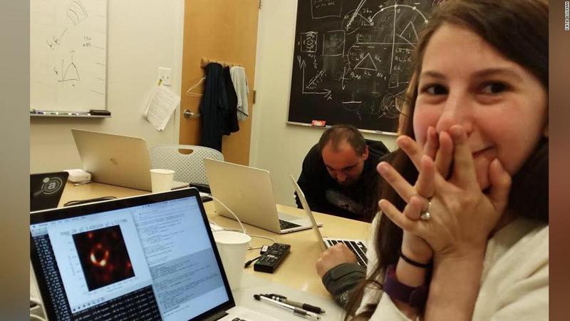 Dal buco nero alla lampada insegui sole: la scienza è un “gioco da ragazze” Dal buco nero alla lampada insegui sole: la scienza è un “gioco da ragazze”