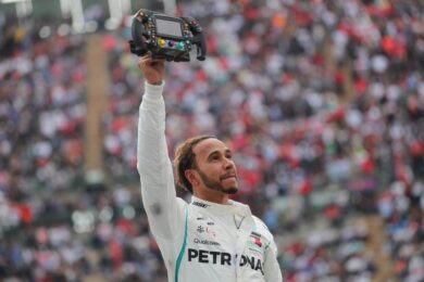 Formula 1, Hamilton vince il G.P. Cina. Vettel solo terzo