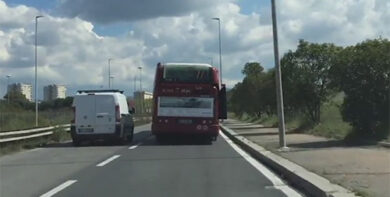 Bus Atac come un aereo: apre il flap per il decollo. Paura a Tor Bella Monaca