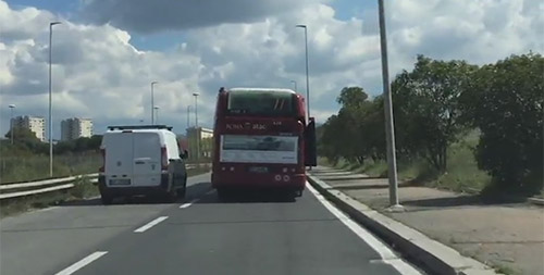 Bus Atac come un aereo: apre il flap per il decollo. Paura a Tor Bella Monaca Bus Atac come un aereo: apre il flap per il decollo. Paura a Tor Bella Monaca