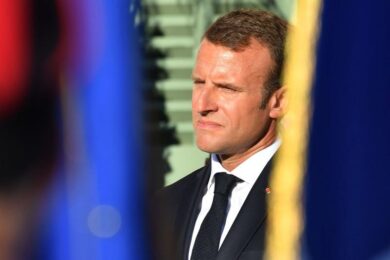 Notre Dame, Macron: “Brucia nostra storia. Ma la ricostruiremo tutti insieme”