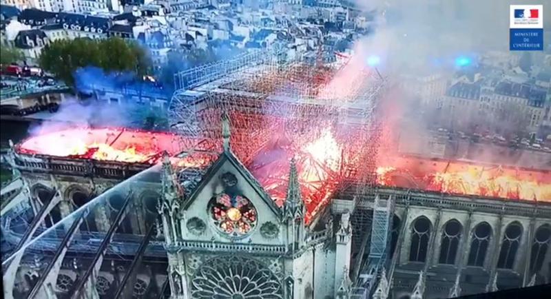 Notre Dame, i pompieri entrano nella cattedrale. Le prime foto dall’interno