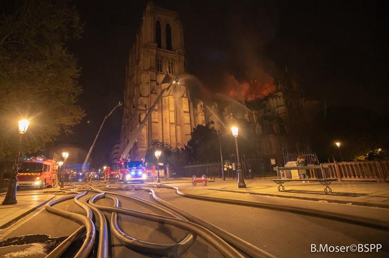 Notre Dame, i pompieri entrano nella cattedrale. Le prime foto dall’interno