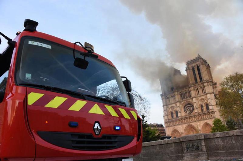 Notre Dame, i pompieri entrano nella cattedrale. Le prime foto dall’interno