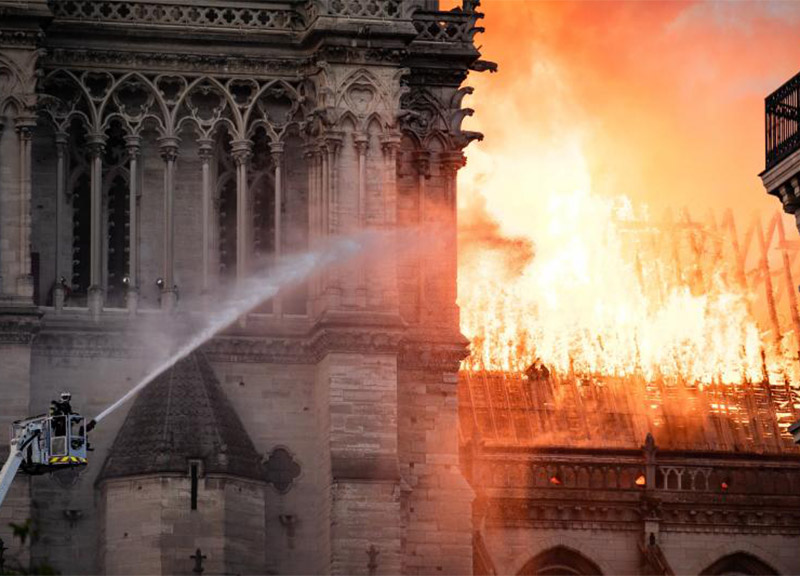 Notre Dame, la provocazione di CasaPound: “Al suo posto una moschea”