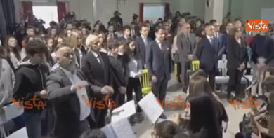 Conte ascolta l’inno di Mameli suonato da studenti Istituto Regina Margherita