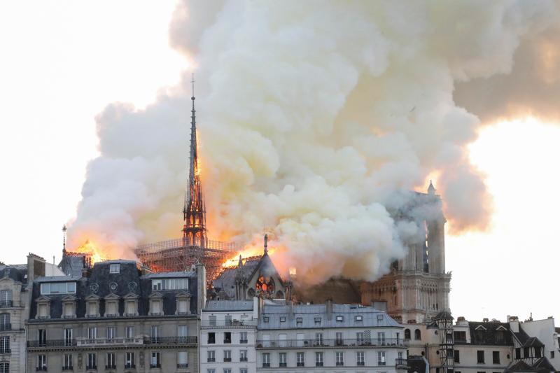Notre Dame, “i soccorsi al 2° allarme”. 15 operai da sentire. Opere al Louvre
