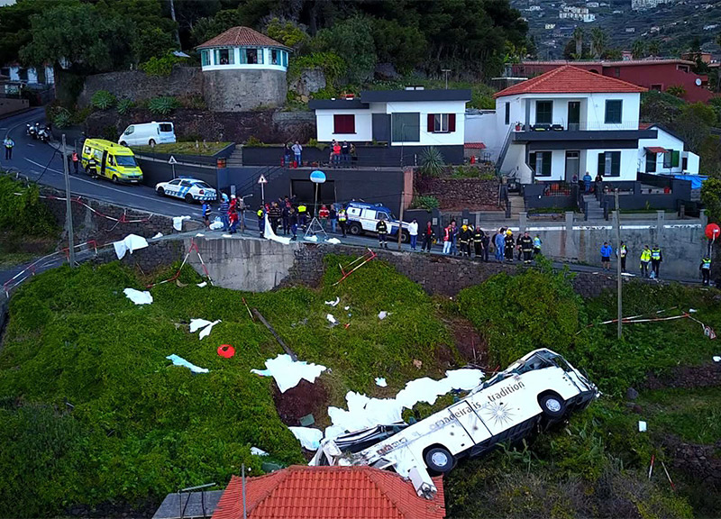 Incidente Portogallo: autobus nella scarpata, 29 morti. Video Incidente Portogallo: autobus nella scarpata, 29 morti. Video