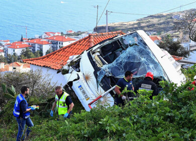 Incidente Portogallo: autobus nella scarpata, 29 morti. Video