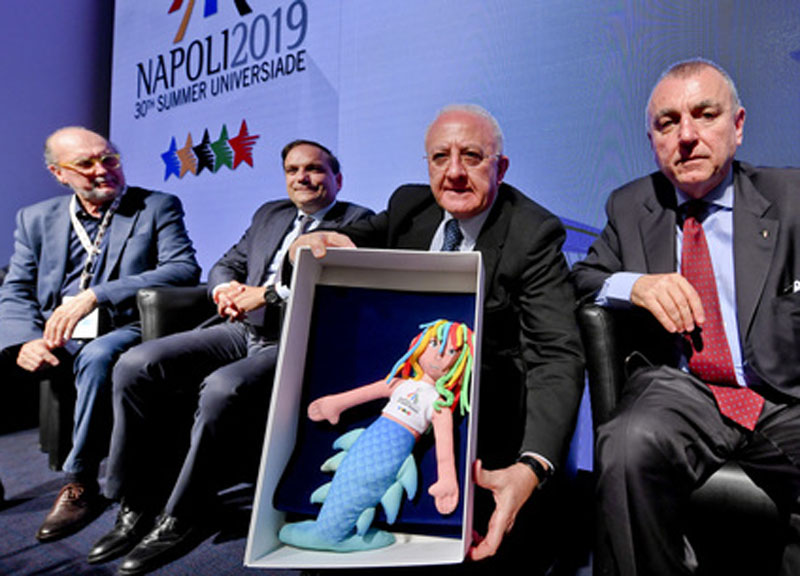 Verso le Universiadi, ecco mascotte e fiaccola. Record di presenze a Napoli Verso le Universiadi, ecco mascotte e fiaccola. Record di presenze a Napoli