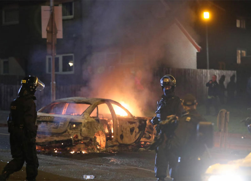 Irlanda del Nord, riesplode la tensione. Scontri a Derry, giornalista uccisa Irlanda del Nord, riesplode la tensione. Scontri a Derry, giornalista uccisa